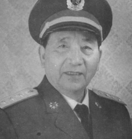 炊事兵拦住秦基伟要烟吸, 参谋正要训斥, 秦基伟却亲自给他点上了