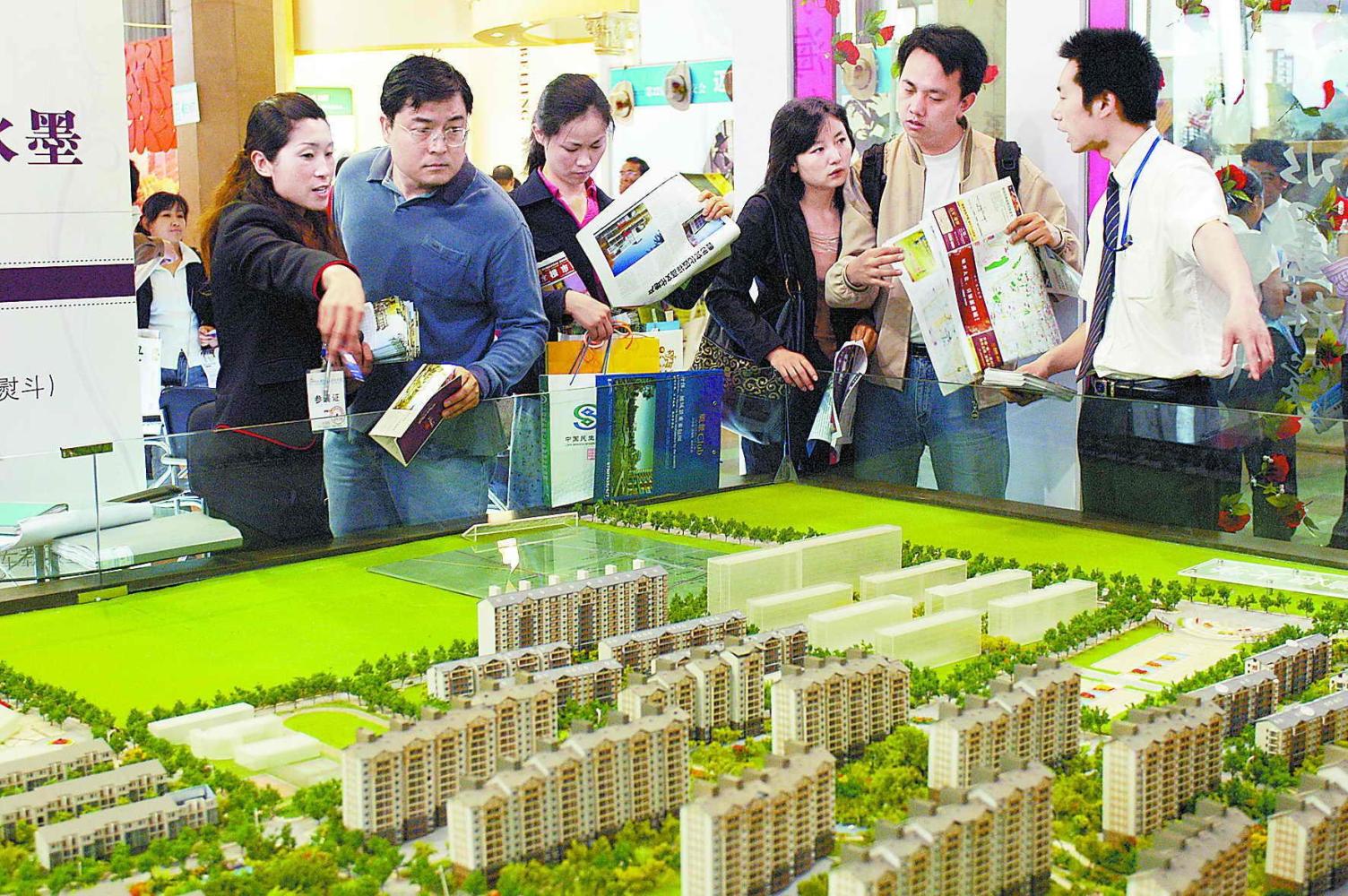 房价暴跌近40%, 许多业主焦虑了: 证办不下, 房子没人买