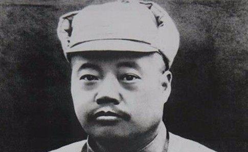 他一边喝茶一边谈笑风声, 面不改色杀掉五千俘虏, 终换一方安宁