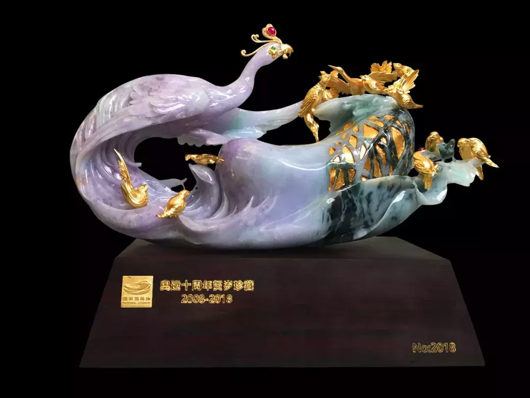 奥运鸟巢推出《百鸟朝凤·凤还巢》翡翠臻品，纪念奥运十周年