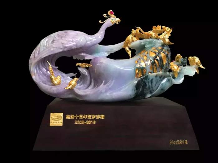 奥运鸟巢推出《百鸟朝凤·凤还巢》翡翠臻品,纪念奥运十周年 奥运鸟巢推出《百鸟朝凤·凤还巢》翡翠臻品,纪念奥运十周年