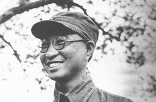 炊事兵拦住秦基伟要烟吸, 参谋正要训斥, 秦基伟却亲自给他点上了