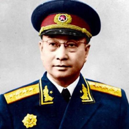 炊事兵拦住秦基伟要烟吸, 参谋正要训斥, 秦基伟却亲自给他点上了