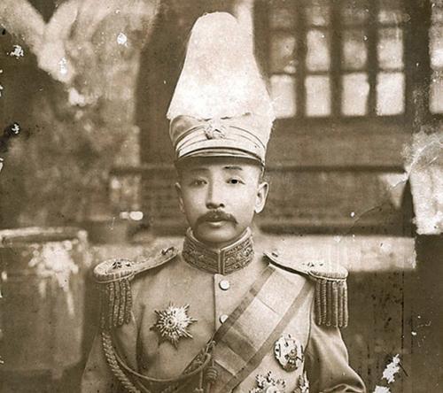 一弱青年暴打黄金荣, 杜月笙不敢吱声, 蒋介石不敢打凭什么他敢打