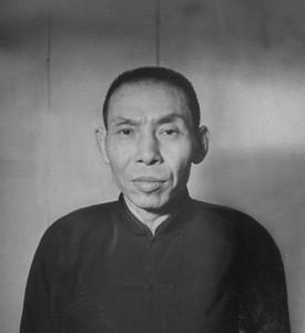 一弱青年暴打黄金荣, 杜月笙不敢吱声, 蒋介石不敢打凭什么他敢打