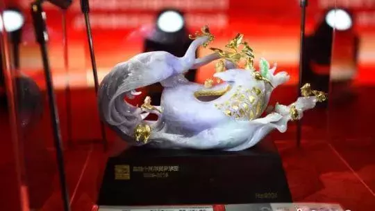 奥运鸟巢推出《百鸟朝凤·凤还巢》翡翠臻品，纪念奥运十周年