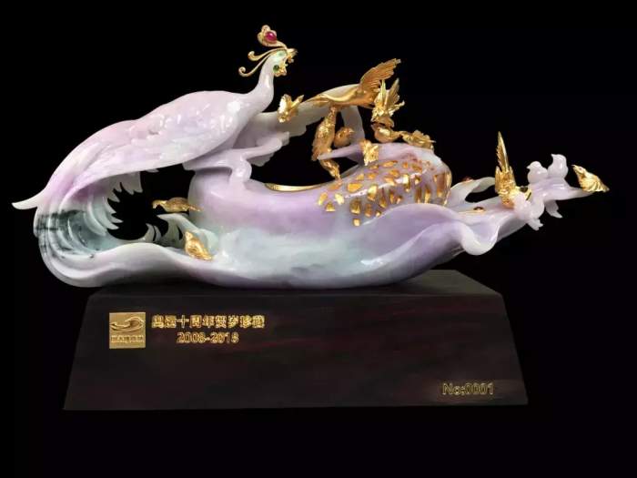 奥运鸟巢推出《百鸟朝凤·凤还巢》翡翠臻品,纪念奥运十周年 奥运鸟巢推出《百鸟朝凤·凤还巢》翡翠臻品,纪念奥运十周年
