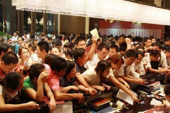房价暴跌近40%, 许多业主焦虑了: 证办不下, 房子没人买