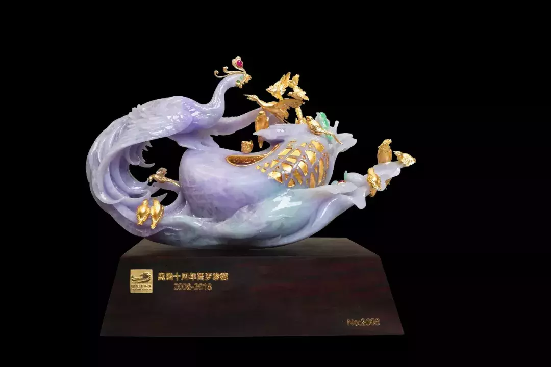 奥运鸟巢推出《百鸟朝凤·凤还巢》翡翠臻品，纪念奥运十周年