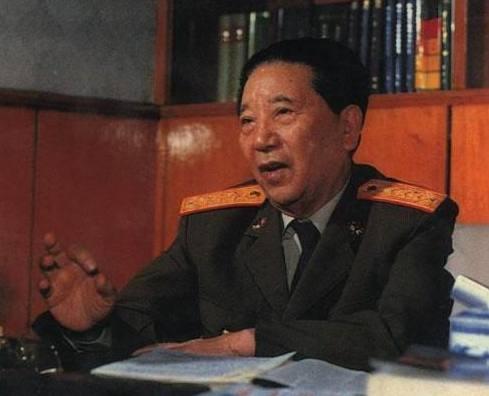 炊事兵拦住秦基伟要烟吸, 参谋正要训斥, 秦基伟却亲自给他点上了