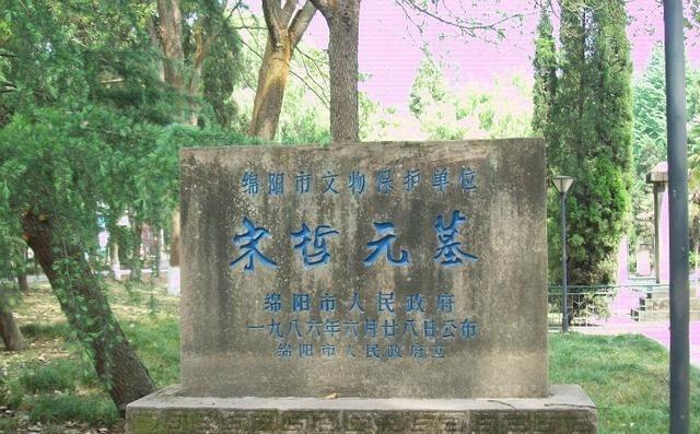 他一边喝茶一边谈笑风声, 面不改色杀掉五千俘虏, 终换一方安宁