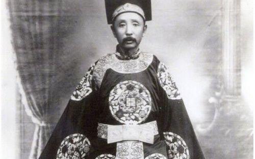 在张作霖举行祭天大典的时候, 金樽落地, 著名相士: 命不久矣!