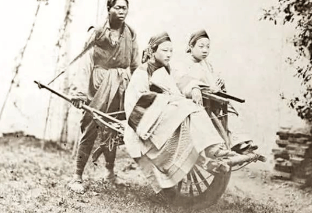 晚清穷人与富人老照片: 没想到晚清贫富差距那么大, 让人心酸