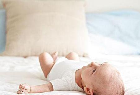 為什么要學會逗引寶寶翻身, 這里面好處多著呢!