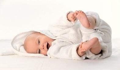 為什么要學會逗引寶寶翻身, 這里面好處多著呢!