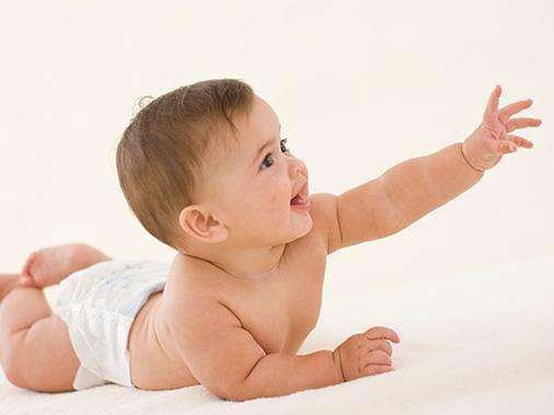 為什么要學會逗引寶寶翻身, 這里面好處多著呢!