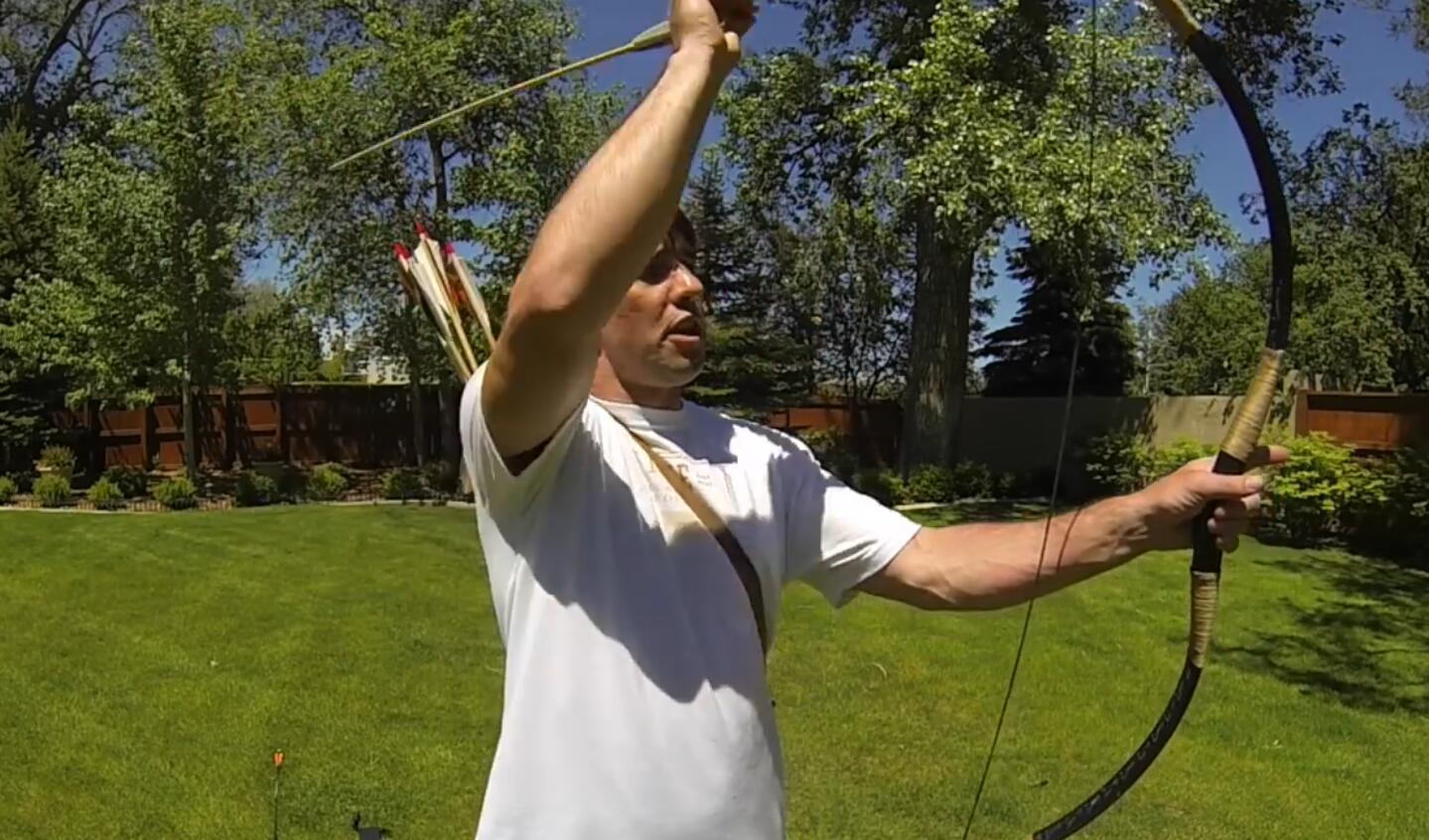 速射捏箭 第二步:搭箭(认弦) 箭是搭在持弓手左侧的,参考三指地中海