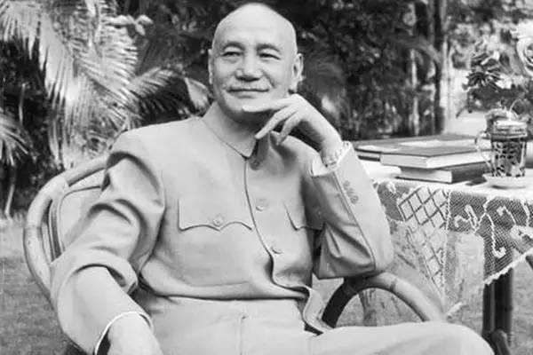 蒋介石巨幅照, 挂天安门前那刻, 他泪流满面!