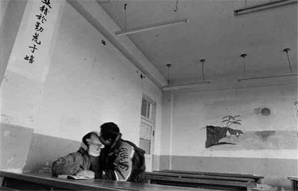 90年代的中国大学生老照片, 想不到那时候就很开放, 图5让人尴尬