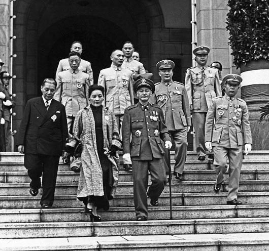 蒋介石巨幅照, 挂天安门前那刻, 他泪流满面!