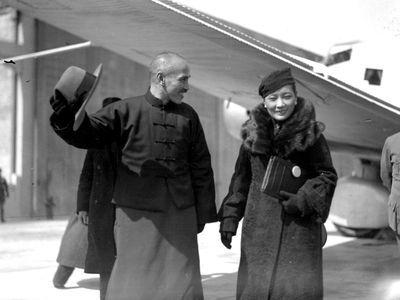 蒋介石巨幅照, 挂天安门前那刻, 他泪流满面!