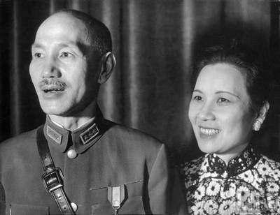 蒋介石巨幅照, 挂天安门前那刻, 他泪流满面!