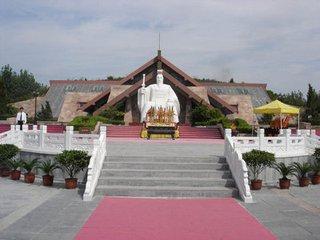 中華第一墓, 墓主早已成神, 五千年來無人敢動, 動一下就會被幾億人追著打
