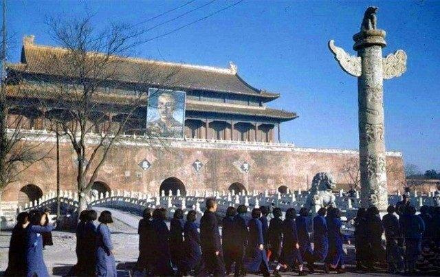 蒋介石巨幅照, 挂天安门前那刻, 他泪流满面!