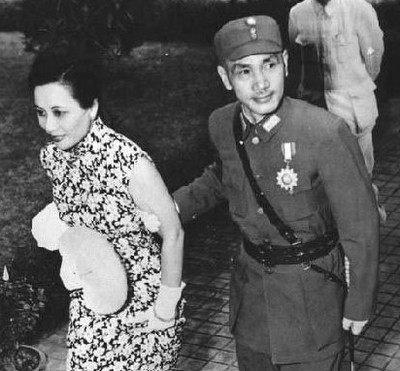 蒋介石巨幅照, 挂天安门前那刻, 他泪流满面!