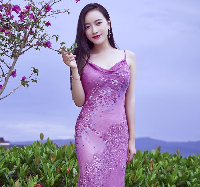 穿上紫色吊带裙, 女人味还是一种风情
