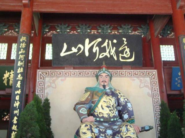 岳飞墓前曾经跪着五个铁人, 但如今只剩下四个, 少的那个人是谁?