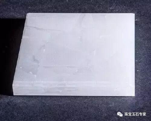 最新消息: 花2.8万买的“和田玉”竟是大理石
