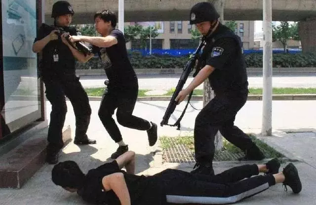 这个交警火了! 运钞车被查, 押运员把枪对准交警, 结果悲剧了