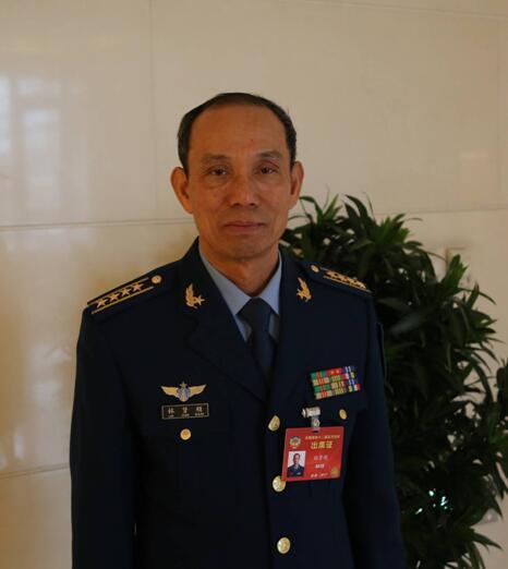 他毅然开着飞机逃回大陆, 遭12架战机追击, 落地后只说了6个字