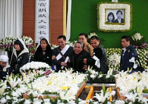 鏡頭下: 為救人犧牲的情侶, 婚禮與葬禮同時進行, 上千人悼念!