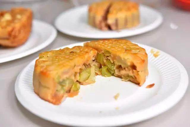 这些月饼你可能一个都没吃过, 尤其第三个, 掰开就被恶心到了!