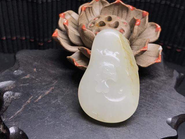 如何鉴别和田玉籽料上秋梨皮的真假?