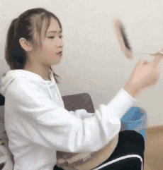大姐, 你老公不在車上吧, 你這睡姿, 搞不好會離婚的!