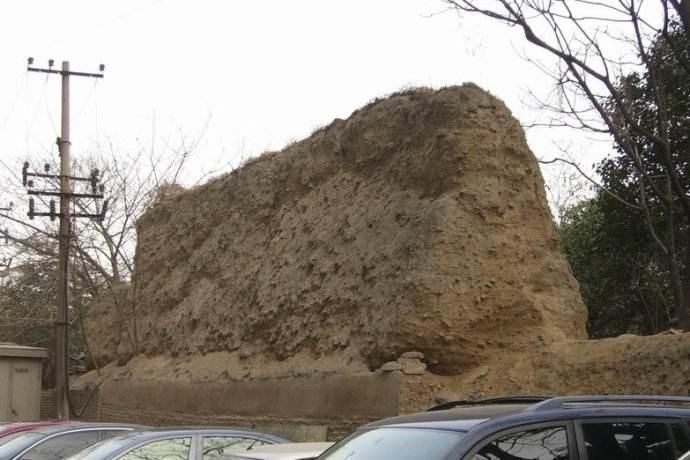 西安闹市中有一个段土城墙, 谁都不敢拆