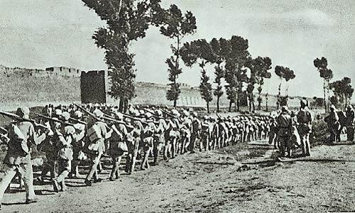 日軍投降后, 一獵戶上山發現一日軍軍火洞, 寫著: 20年後に戻ってきます