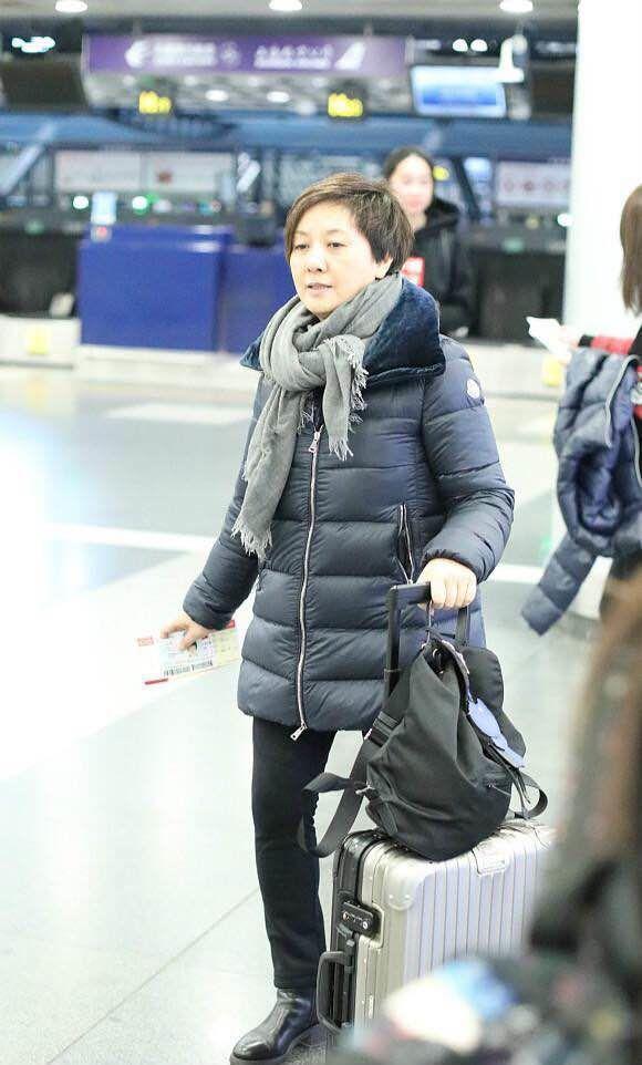 张国立携爱妻低调出行, 保暖棉服太接地气, 丈夫举止暴露婚姻现状