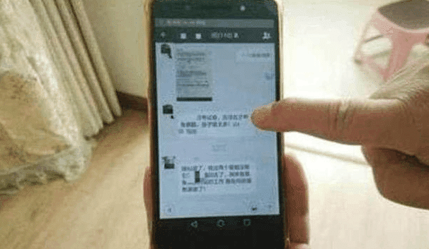 女儿没完成作业, 老师在群里批评, 妈妈发出一张照片大家沉默了