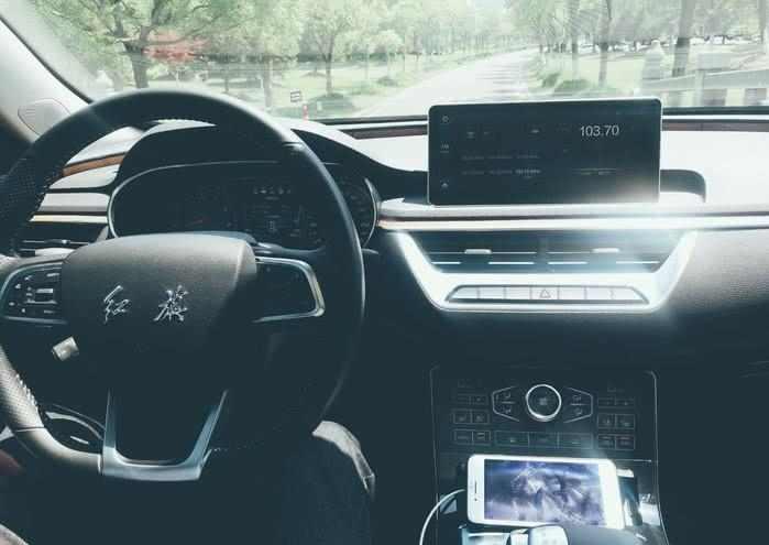 为什么红旗能成为“国车”，看到红旗H5和大众停一起瞬间懂了