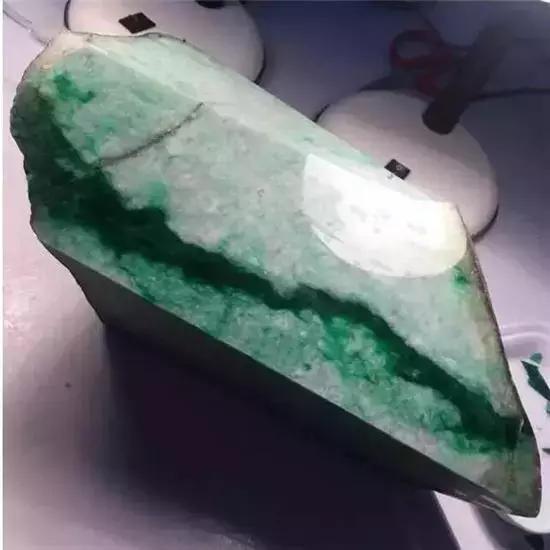 一刀切出了富翁, 一刀也切出了疯子!