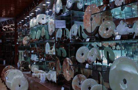 哇! 小伙失恋去赌石, 一刀劈开后净赚980万!