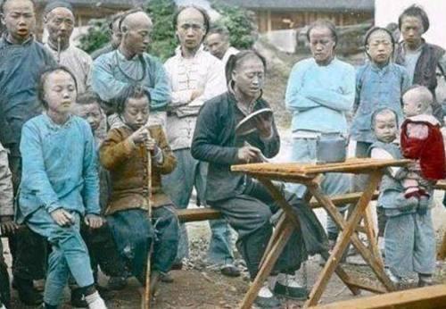 清朝真实老照片: 五个女人吃两个菜, 最后一张犯人跪地不敢抬头!