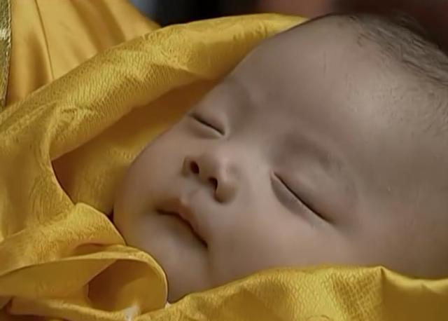 還珠: 十五阿哥出生, 紫薇問了令妃一句話, 她的回答暴露了野心