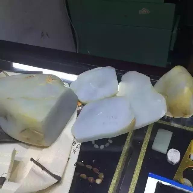 真的是土豪! 8公斤和田玉籽料统统车珠子!