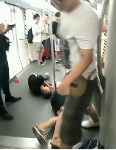 地鐵上年輕情侶昏厥, 乘客一邊呼救一邊打120, 事后十分后悔: 真不該管他