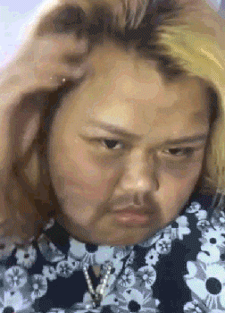搞笑Gif: 妹子, 你这膝盖上的血, 我感觉有什么故事啊